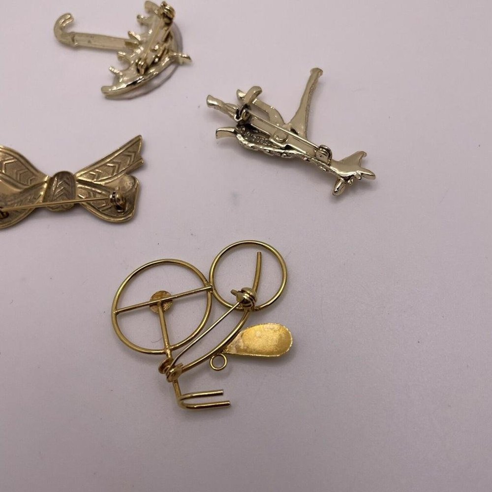 Lot Of 4 Women’s Gold Tone Brooch Pins Metal Bike, Giraffe, Umbrella, Bow - Picture 10 of 11